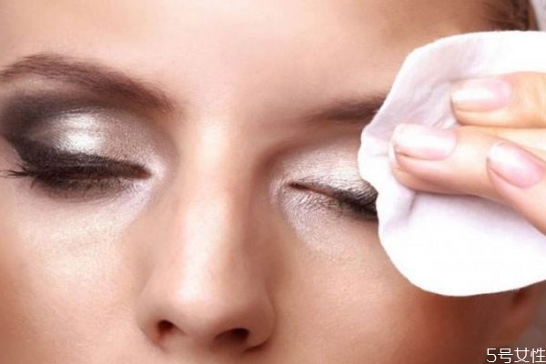 珠光眼影怎么卸干凈 珠光眼影應該怎么卸妝 珠光眼影怎么卸干凈 珠光眼影應該怎么卸妝