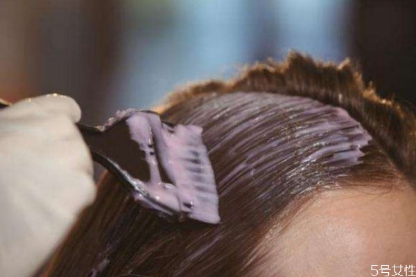 自己染頭發(fā)要注意什么 在家染發(fā)的主要事項(xiàng)