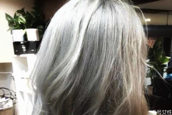 剪完頭發(fā)多久可以染發(fā) 頭發(fā)先染還是先剪 剪完頭發(fā)多久可以染發(fā) 頭發(fā)先染還是先剪