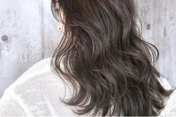 怎么延長染色的時間 怎么養(yǎng)護染過的頭發(fā) 怎么延長染色的時間 怎么養(yǎng)護染過的頭發(fā)