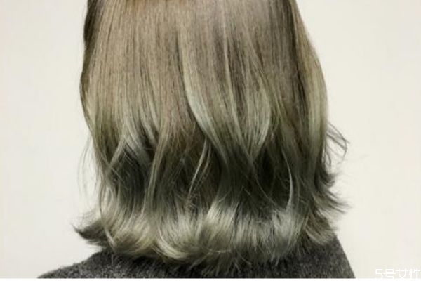 怎么延長染色的時間 怎么養(yǎng)護染過的頭發(fā) 怎么延長染色的時間 怎么養(yǎng)護染過的頭發(fā)