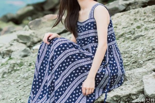 碎花吊帶裙應該怎么搭配 碎花吊帶裙的搭配方法