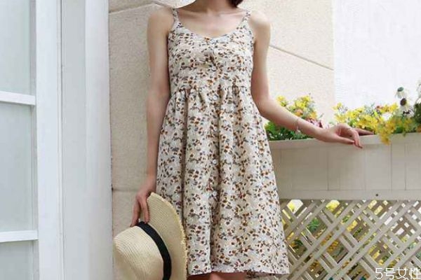 碎花吊帶裙應(yīng)該怎么搭配 碎花吊帶裙的搭配方法
