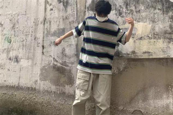 條紋短袖配什么褲子好看 條紋短袖怎么搭配褲子 條紋短袖配什么褲子好看 條紋短袖怎么搭配褲子