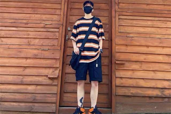 條紋短袖配什么褲子好看 條紋短袖怎么搭配褲子 條紋短袖配什么褲子好看 條紋短袖怎么搭配褲子