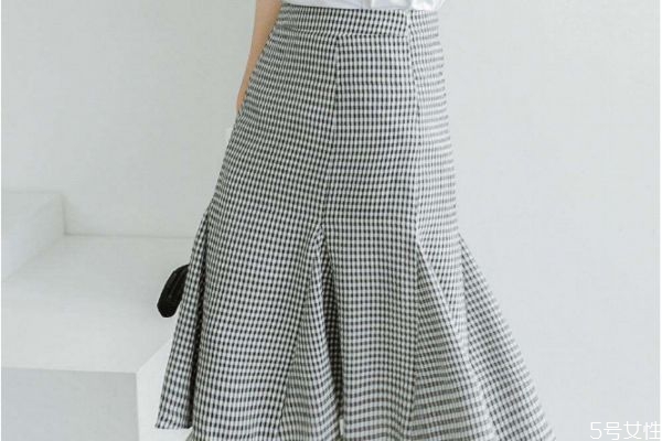半身魚(yú)尾裙如何搭配 半身魚(yú)尾裙的搭配選擇