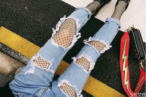 破洞牛仔怎么搭配上衣 破洞牛仔搭配上衣的方法 破洞牛仔怎么搭配上衣 破洞牛仔搭配上衣的方法