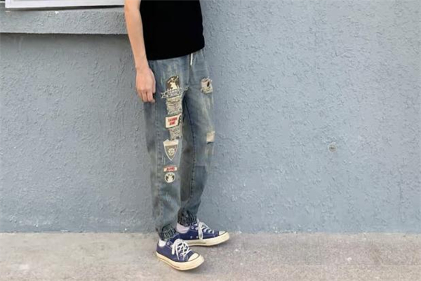 港風牛仔褲配什么鞋子好看 港風牛仔褲搭配圖片