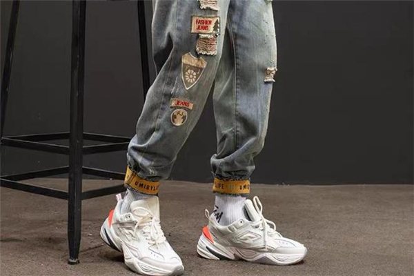 港風牛仔褲配什么鞋子好看 港風牛仔褲搭配圖片
