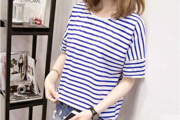 藍白條紋T恤怎么搭配服裝 藍白條紋T恤的搭配技巧 藍白條紋T恤怎么搭配服裝 藍白條紋T恤的搭配技巧