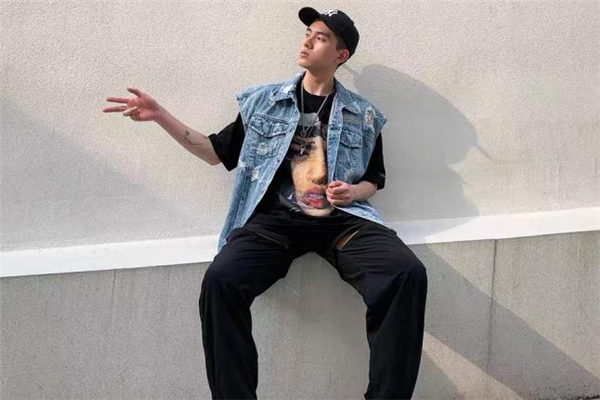 牛仔馬甲里面穿什么好看 牛仔馬甲配什么內(nèi)搭好看 牛仔馬甲里面穿什么好看 牛仔馬甲配什么內(nèi)搭好看