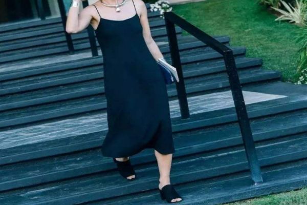 女生胸小穿什么衣服好看 小胸女性適合什么衣服 女生胸小穿什么衣服好看 小胸女性適合什么衣服