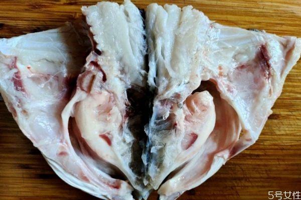 酸菜魚(yú)頭湯怎么做好吃 酸菜魚(yú)頭湯的美味做法 酸菜魚(yú)頭湯怎么做好吃 酸菜魚(yú)頭湯的美味做法