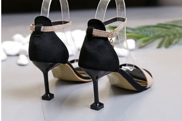 一字帶涼鞋怎么搭配服裝 一字帶涼鞋搭配服裝的方法 一字帶涼鞋怎么搭配服裝 一字帶涼鞋搭配服裝的方法