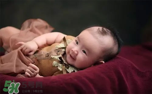 寶寶睡覺搖頭怎么回事？寶寶睡覺搖頭是缺鈣嗎？