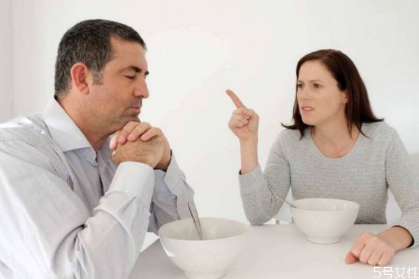 婚姻中丈夫不信任你的表現(xiàn) 婚姻中丈夫不信任你的特征 婚姻中丈夫不信任你的表現(xiàn) 婚姻中丈夫不信任你的特征