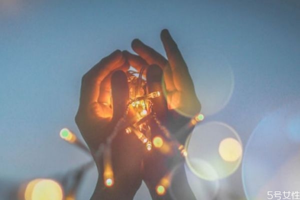 男人假裝愛你的表現(xiàn) 怎么分辨男人是不是真的愛你 男人假裝愛你的表現(xiàn) 怎么分辨男人是不是真的愛你