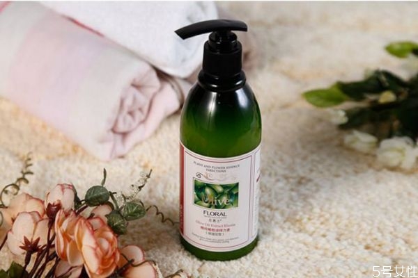 燙發(fā)后用精油好還是彈力素好 彈力素和精油的順序 燙發(fā)后用精油好還是彈力素好 彈力素和精油的順序