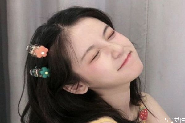 頭發(fā)比較硬的女生適合燙頭發(fā)嗎 燙發(fā)對(duì)發(fā)質(zhì)有什么要求 頭發(fā)比較硬的女生適合燙頭發(fā)嗎 燙發(fā)對(duì)發(fā)質(zhì)有什么要求