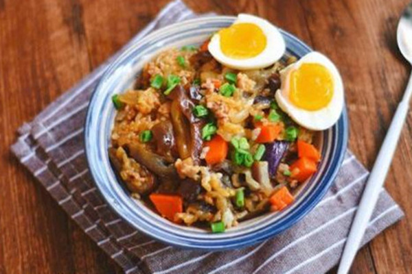 茄子燜飯?jiān)趺醋龊贸?茄子燜飯的的做法 茄子燜飯?jiān)趺醋龊贸?茄子燜飯的的做法