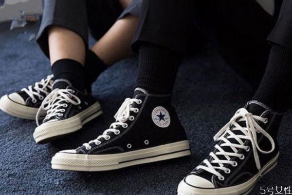 匡威高幫鞋帶綁到后面怎么系 匡威高幫鞋帶系法 匡威高幫鞋帶綁到后面怎么系 匡威高幫鞋帶系法