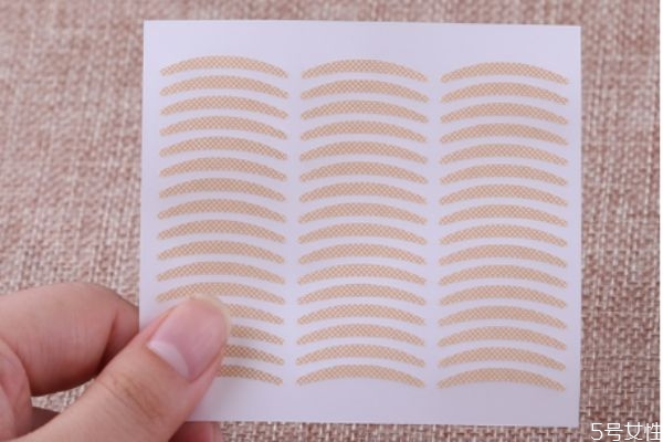 雙眼皮貼在化妝的哪個步驟使用 雙眼皮的化妝步驟 雙眼皮貼在化妝的哪個步驟使用 雙眼皮的化妝步驟