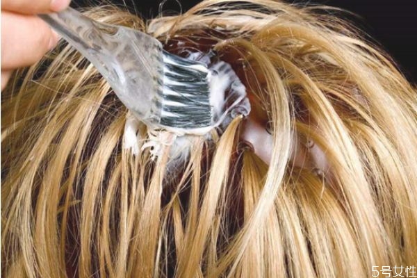 黃頭發(fā)可以直接染黑嗎 染黃頭發(fā)顯黑嗎 黃頭發(fā)可以直接染黑嗎 染黃頭發(fā)顯黑嗎