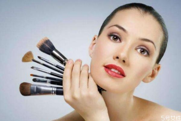 為什么化妝會(huì)長(zhǎng)痘 化妝長(zhǎng)痘的原因 為什么化妝會(huì)長(zhǎng)痘 化妝長(zhǎng)痘的原因