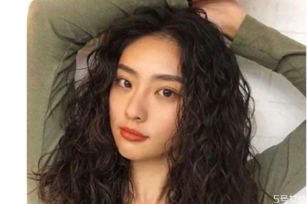 羊毛卷劉海適合大臉嗎 圓臉大臉適合羊毛卷嗎 羊毛卷劉海適合大臉嗎 圓臉大臉適合羊毛卷嗎