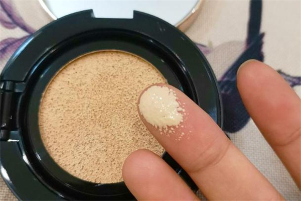 完美日記牛奶肌氣墊防水嗎 完美日記牛奶肌氣墊會(huì)暗沉嗎