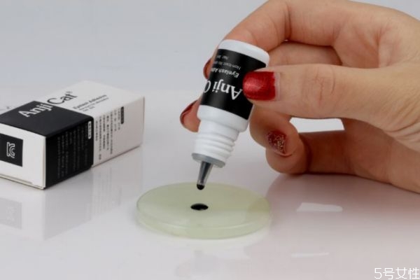 睫毛膠水開(kāi)封能用多久 睫毛膠水的保質(zhì)期是多久
