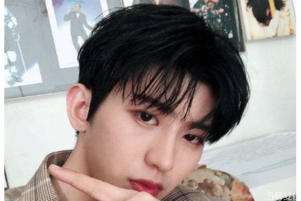 染黑色頭發(fā)要注意什么 染黑色頭發(fā)的注意事項(xiàng) 染黑色頭發(fā)要注意什么 染黑色頭發(fā)的注意事項(xiàng)