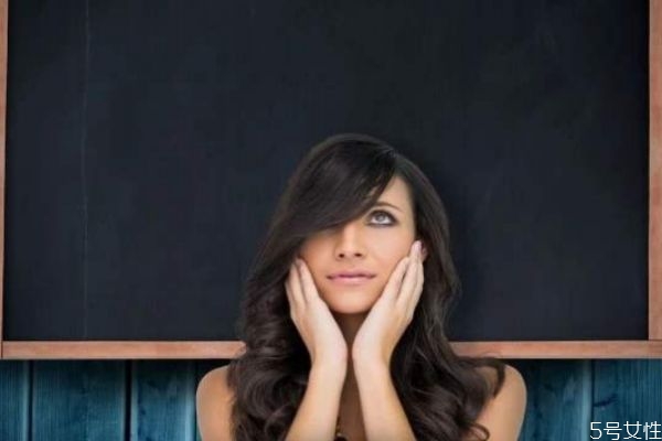 染黑色頭發(fā)要注意什么 染黑色頭發(fā)的注意事項(xiàng) 染黑色頭發(fā)要注意什么 染黑色頭發(fā)的注意事項(xiàng)