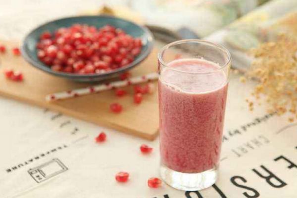 石榴汁應(yīng)該怎么榨 榨石榴汁的簡單方法 石榴汁應(yīng)該怎么榨 榨石榴汁的簡單方法