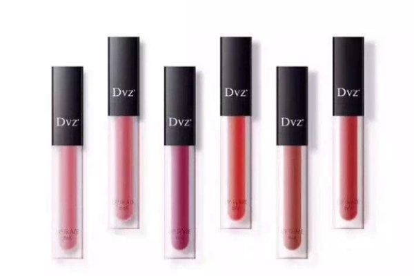 唇釉怎么涂才能均勻 唇釉怎么用不干和黏 唇釉怎么涂才能均勻 唇釉怎么用不干和黏