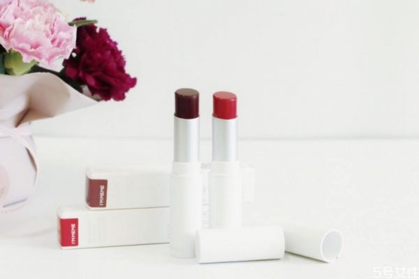 女生涂口紅接吻不尷尬嗎 女生化妝男生親一嘴的粉 女生涂口紅接吻不尷尬嗎 女生化妝男生親一嘴的粉