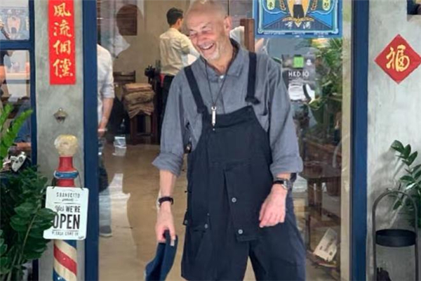 工裝背帶褲怎么搭配 工裝背帶褲配什么上衣 工裝背帶褲怎么搭配 工裝背帶褲配什么上衣