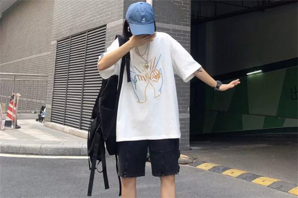 白色t恤配什么顏色帽子好看 白t恤搭配帽子圖片 白色t恤配什么顏色帽子好看 白t恤搭配帽子圖片