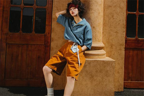 橘色短褲配什么上衣 橘色短褲搭配圖片