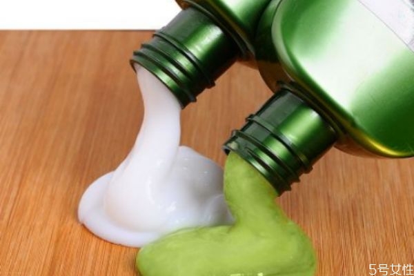 染頭發(fā)時(shí)不小心弄到臉上怎么辦 染發(fā)弄到臉上怎么洗掉 染頭發(fā)時(shí)不小心弄到臉上怎么辦 染發(fā)弄到臉上怎么洗掉