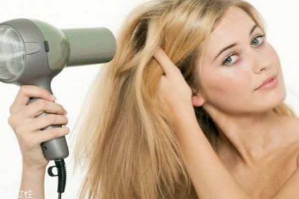 吹風機會把頭發(fā)吹干燥嗎 怎么正確吹頭發(fā)