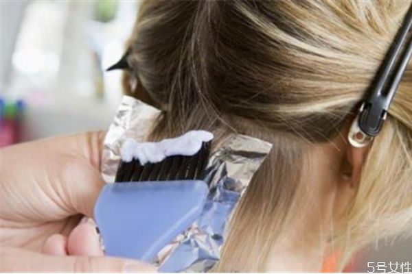 為啥白頭發(fā)染不上色 讓白頭發(fā)變黑的方法 為啥白頭發(fā)染不上色 讓白頭發(fā)變黑的方法