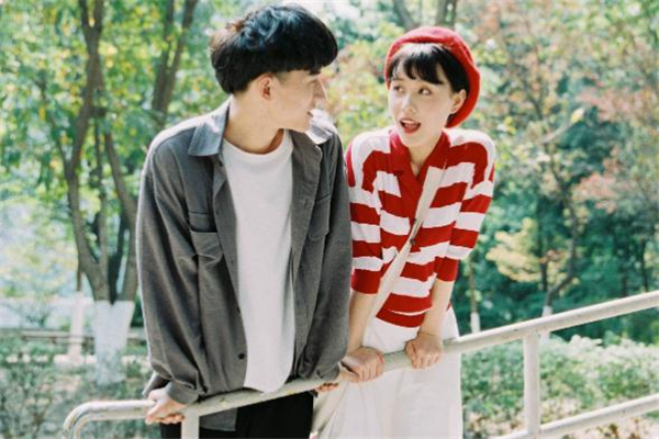 內(nèi)向的男生適合找什么樣的女生 內(nèi)向男生對你有好感的征兆 內(nèi)向的男生適合找什么樣的女生 內(nèi)向男生對你有好感的征兆