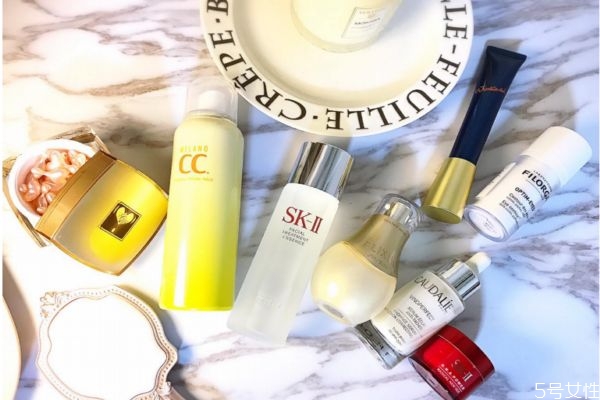 晚上護(hù)膚品和白天區(qū)別 晚上護(hù)膚品和白天的不同 晚上護(hù)膚品和白天區(qū)別 晚上護(hù)膚品和白天的不同