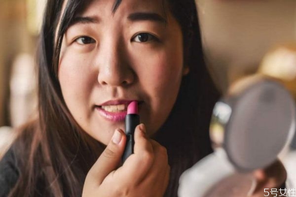 經(jīng)?；瘖y會(huì)傷害皮膚嗎 經(jīng)常化妝對(duì)皮膚有傷害嗎