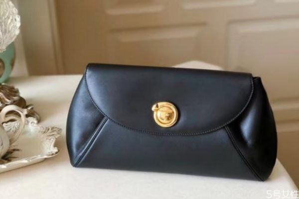 有個(gè)豹子頭標(biāo)志的包包是什么牌子 豹子頭是什么奢侈牌子 有個(gè)豹子頭標(biāo)志的包包是什么牌子 豹子頭是什么奢侈牌子