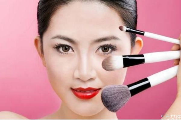 長(zhǎng)期化妝后的皮膚特征 停止化妝皮膚會(huì)變好嗎 長(zhǎng)期化妝后的皮膚特征 停止化妝皮膚會(huì)變好嗎