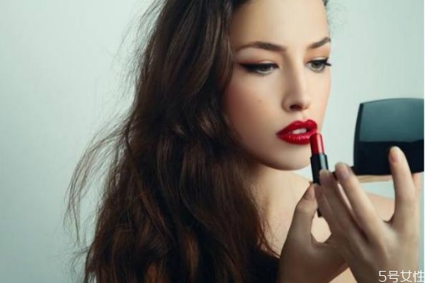 長(zhǎng)期化妝后的皮膚特征 停止化妝皮膚會(huì)變好嗎 長(zhǎng)期化妝后的皮膚特征 停止化妝皮膚會(huì)變好嗎