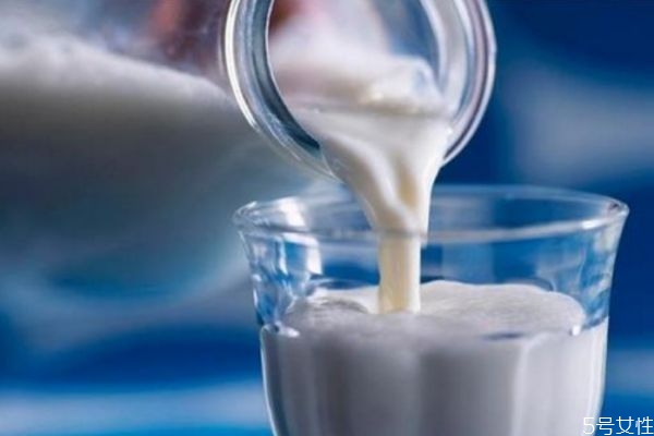 睡前喝牛奶會長胖嗎 長胖和睡前和牛奶有關(guān)嗎 睡前喝牛奶會長胖嗎 長胖和睡前和牛奶有關(guān)嗎