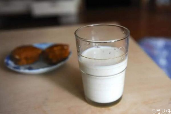 睡前喝牛奶會長胖嗎 長胖和睡前和牛奶有關(guān)嗎 睡前喝牛奶會長胖嗎 長胖和睡前和牛奶有關(guān)嗎